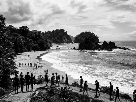 Schwarzweiss-Reportagebild vom Wahrzeichen Manuel-Antonio-Nationalpark in Quepos Costa Rica, dokumentarische Reisefotografie mit starken Kontrasten - Foto: THN