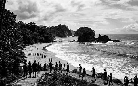 Schwarzweiss-Reportagebild vom Wahrzeichen Manuel-Antonio-Nationalpark in Quepos Costa Rica, dokumentarische Reisefotografie mit starken Kontrasten - Foto: THN