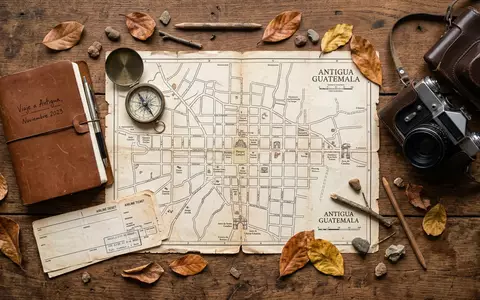 Flatlay-Reise-Arrangement rund um Antigua Guatemala in Antigua Guatemala Guatemala, Karte Kompass Kamera und generische Reiserequisiten - Foto: THN