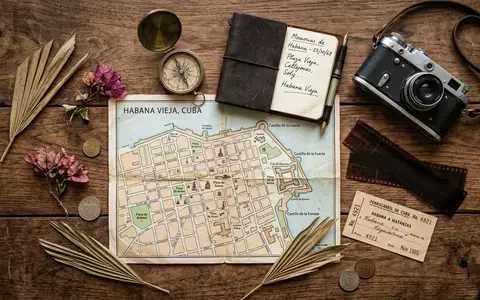 Flatlay-Reise-Arrangement rund um Altstadt Havanna in Havanna Kuba, Karte Kompass Kamera und generische Reiserequisiten - Foto: THN