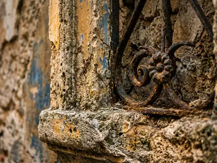 Extreme Makroaufnahme eines Materialdetails am Wahrzeichen Altstadt Havanna in Havanna Kuba, taktile Struktur und weiches - Foto: THN