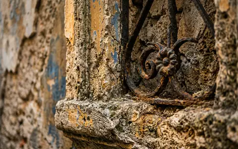 Extreme Makroaufnahme eines Materialdetails am Wahrzeichen Altstadt Havanna in Havanna Kuba, taktile Struktur und weiches - Foto: THN