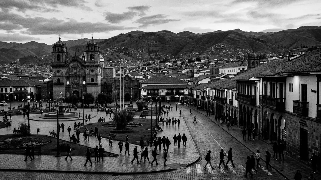 Schwarzweiss-Reportage vom Wahrzeichen Altstadt Cusco in Cusco, Peru