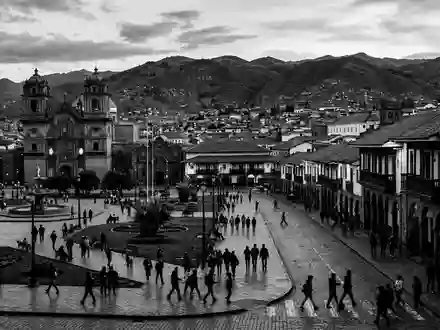 Schwarzweiss-Reportagebild vom Wahrzeichen Altstadt Cusco in Cusco Peru, dokumentarische Reisefotografie mit starken Kontrasten - Foto: THN