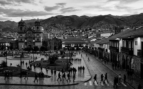 Schwarzweiss-Reportagebild vom Wahrzeichen Altstadt Cusco in Cusco Peru, dokumentarische Reisefotografie mit starken Kontrasten - Foto: THN