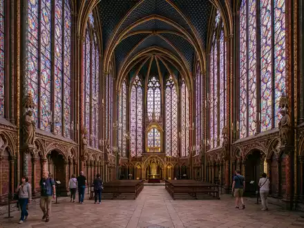 Editorialbild im Reisemagazin-Stil vom Wahrzeichen Sainte-Chapelle Paris in Paris Frankreich, ausgewogene Bildgestaltung und natuerliches Umgebungslicht - Foto: THN