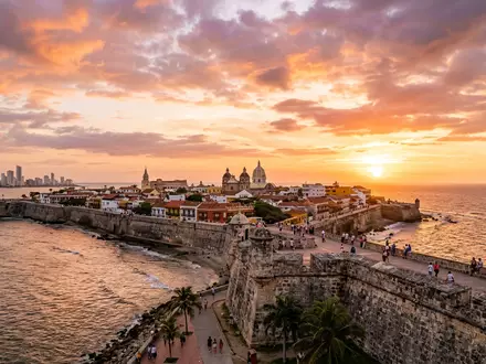 Fotorealistische Panoramaaufnahme von Altstadt Cartagena in Cartagena Kolumbien, warmes Abendlicht auf Wahrzeichen - Foto: THN