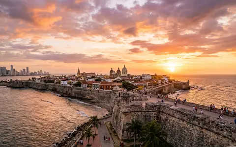 Fotorealistische Panoramaaufnahme von Altstadt Cartagena in Cartagena Kolumbien, warmes Abendlicht auf Wahrzeichen - Foto: THN