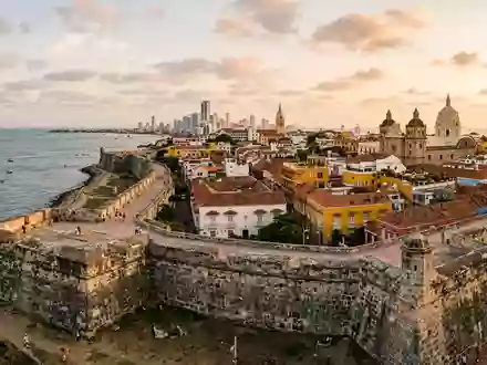 Editorialbild im Reisemagazin-Stil vom Wahrzeichen Altstadt Cartagena in Cartagena Kolumbien, ausgewogene Bildgestaltung und natuerliches Umgebungslicht - Foto: THN