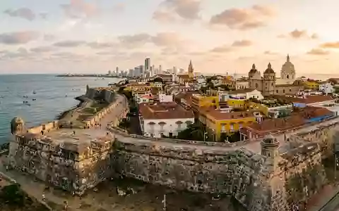 Editorialbild im Reisemagazin-Stil vom Wahrzeichen Altstadt Cartagena in Cartagena Kolumbien, ausgewogene Bildgestaltung und natuerliches Umgebungslicht - Foto: THN