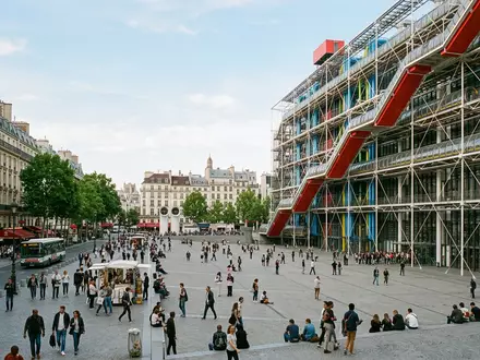 Editorialbild im Reisemagazin-Stil vom Wahrzeichen Centre Pompidou Paris in Paris Frankreich, ausgewogene Bildgestaltung und natuerliches - Foto: THN