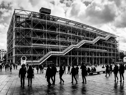 Schwarzweiss-Reportagebild vom Wahrzeichen Centre Pompidou Paris in Paris Frankreich, dokumentarische Reisefotografie mit starken Kontrasten - Foto: THN