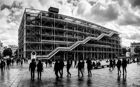 Schwarzweiss-Reportagebild vom Wahrzeichen Centre Pompidou Paris in Paris Frankreich, dokumentarische Reisefotografie mit starken Kontrasten - Foto: THN