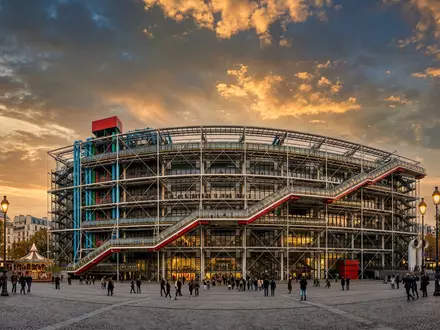 Fotorealistische Panoramaaufnahme von Centre Pompidou Paris in Paris Frankreich, warmes Abendlicht auf Wahrzeichen - Foto: THN