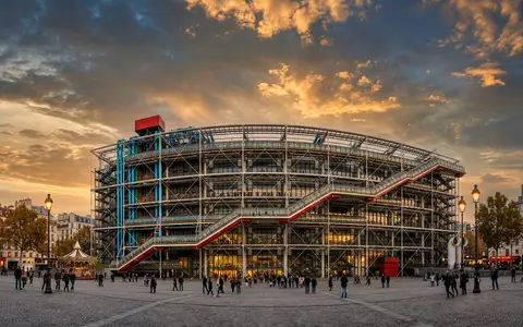 Fotorealistische Panoramaaufnahme von Centre Pompidou Paris in Paris Frankreich, warmes Abendlicht auf Wahrzeichen - Foto: THN