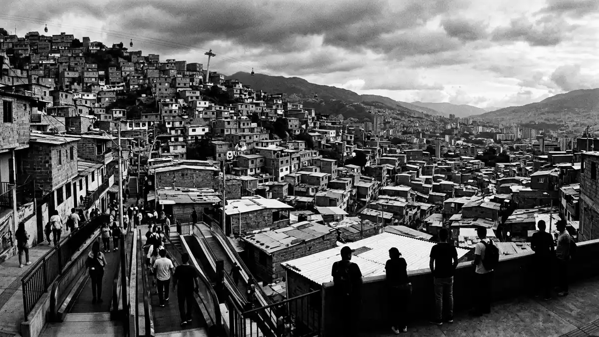 Schwarzweiss-Reportage vom Wahrzeichen Comuna 13 Medellin in Medellin, Kolumbien