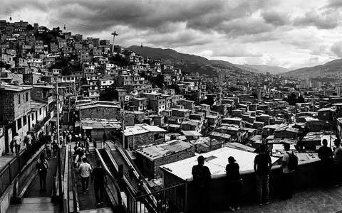 Schwarzweiss-Reportagebild vom Wahrzeichen Comuna 13 Medellin in Medellin Kolumbien, dokumentarische Reisefotografie mit starken Kontrasten - Foto: THN