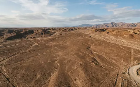 Editorialbild im Reisemagazin-Stil vom Wahrzeichen Nazca-Linien in Nazca Peru, ausgewogene Bildgestaltung und natuerliches Umgebungslicht - Foto: THN