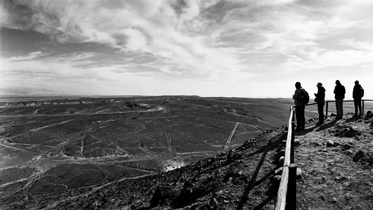 Schwarzweiss-Reportage vom Wahrzeichen Nazca-Linien in Nazca, Peru