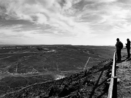 Schwarzweiss-Reportagebild vom Wahrzeichen Nazca-Linien in Nazca Peru, dokumentarische Reisefotografie mit starken Kontrasten - Foto: THN