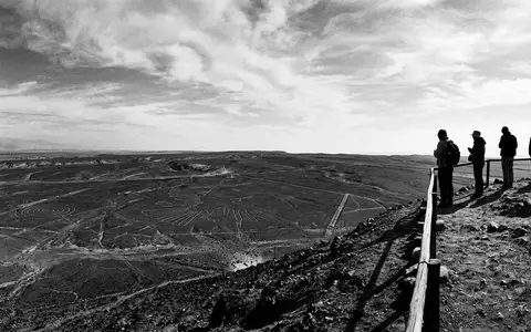 Schwarzweiss-Reportagebild vom Wahrzeichen Nazca-Linien in Nazca Peru, dokumentarische Reisefotografie mit starken Kontrasten - Foto: THN