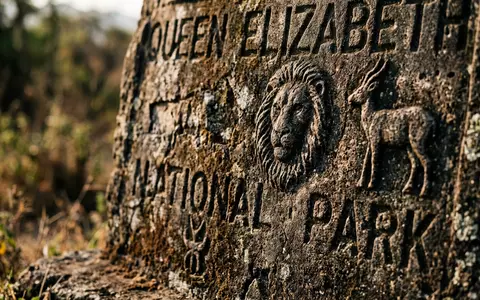 Extreme Makroaufnahme eines Materialdetails am Wahrzeichen Queen-Elizabeth-Nationalpark in Kasese Uganda, taktile Struktur und weiches Seitenlicht - Foto: THN