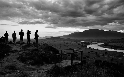 Schwarzweiss-Reportagebild vom Wahrzeichen Queen-Elizabeth-Nationalpark in Kasese Uganda, dokumentarische Reisefotografie mit starken Kontrasten - Foto: THN
