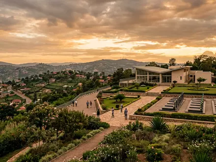 Fotorealistische Panoramaaufnahme von Kigali Genocide Memorial in Kigali Ruanda, warmes Abendlicht auf Wahrzeichen - Foto: THN