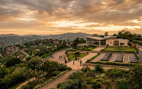 Fotorealistische Panoramaaufnahme von Kigali Genocide Memorial in Kigali Ruanda, warmes Abendlicht auf Wahrzeichen - Foto: THN
