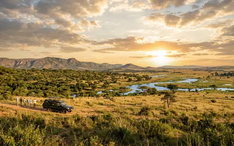 Fotorealistische Panoramaaufnahme von Akagera-Nationalpark in Kayonza Ruanda, warmes Abendlicht auf Wahrzeichen im Reisemotiv - Foto: THN