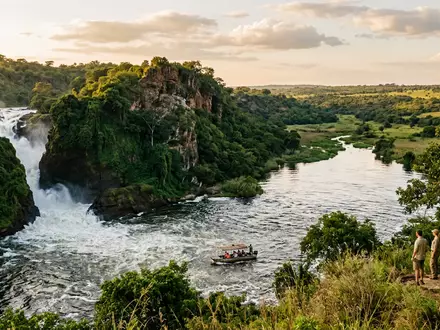 Editorialbild im Reisemagazin-Stil vom Wahrzeichen Murchison-Falls-Nationalpark in Masindi Uganda, ausgewogene Bildgestaltung und natuerliches Umgebungslicht - Foto: THN