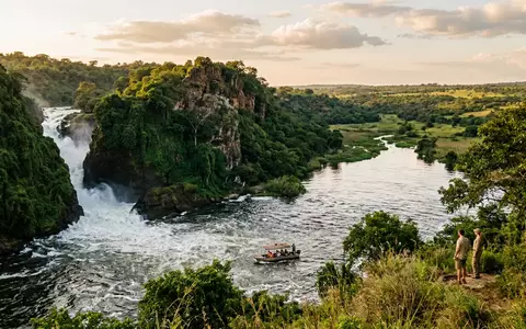 Editorialbild im Reisemagazin-Stil vom Wahrzeichen Murchison-Falls-Nationalpark in Masindi Uganda, ausgewogene Bildgestaltung und natuerliches Umgebungslicht - Foto: THN