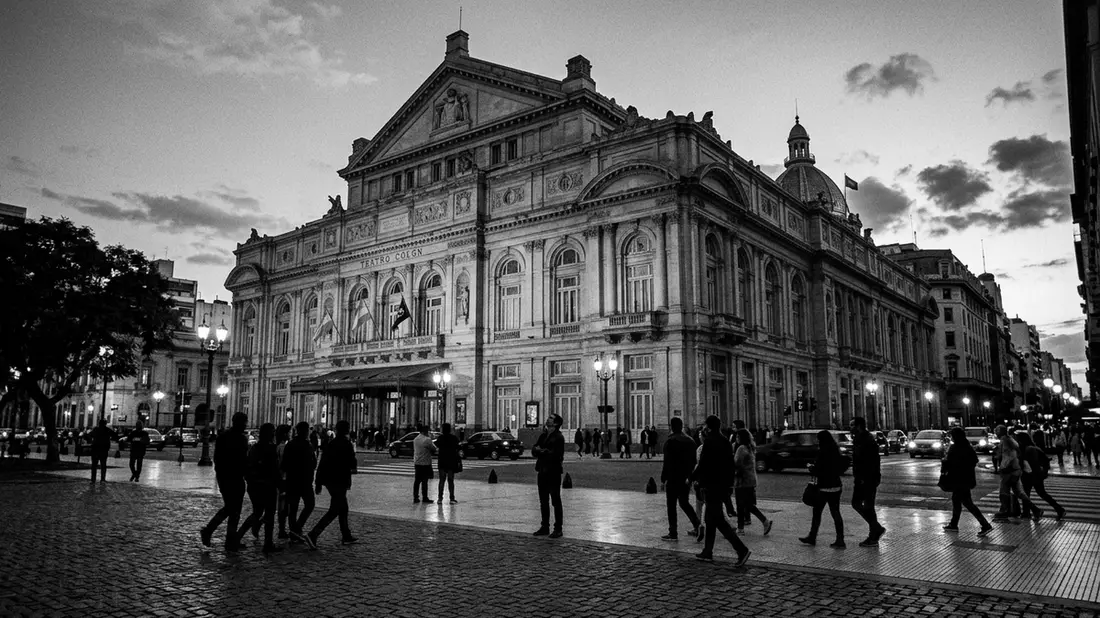 Schwarzweiss-Reportage vom Wahrzeichen Teatro Colon in Buenos Aires, Argentinien