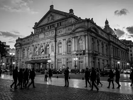 Schwarzweiss-Reportagebild vom Wahrzeichen Teatro Colon in Buenos Aires Argentinien, dokumentarische Reisefotografie mit starken Kontrasten - Foto: THN