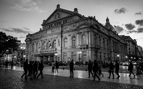 Schwarzweiss-Reportagebild vom Wahrzeichen Teatro Colon in Buenos Aires Argentinien, dokumentarische Reisefotografie mit starken Kontrasten - Foto: THN