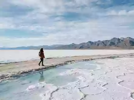 Editorialbild im Reisemagazin-Stil vom Wahrzeichen Salinas Grandes Jujuy in Jujuy Argentinien, ausgewogene Bildgestaltung und natuerliches - Foto: THN