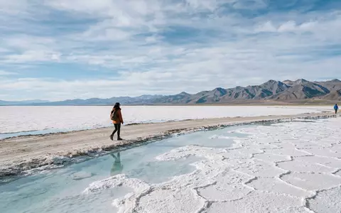 Editorialbild im Reisemagazin-Stil vom Wahrzeichen Salinas Grandes Jujuy in Jujuy Argentinien, ausgewogene Bildgestaltung und natuerliches - Foto: THN