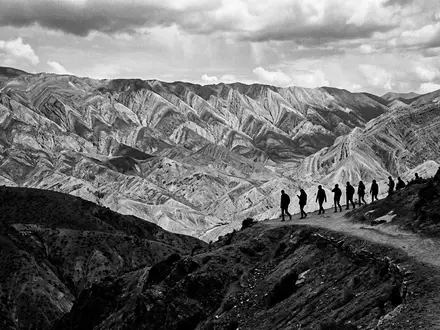 Schwarzweiss-Reportagebild vom Wahrzeichen Quebrada de Humahuaca in Humahuaca Argentinien, dokumentarische Reisefotografie mit starken Kontrasten - Foto: THN