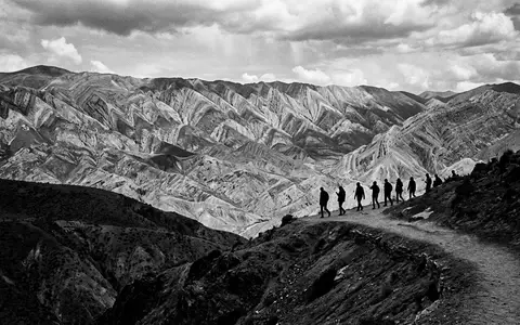 Schwarzweiss-Reportagebild vom Wahrzeichen Quebrada de Humahuaca in Humahuaca Argentinien, dokumentarische Reisefotografie mit starken Kontrasten - Foto: THN