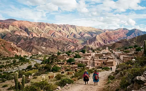 Editorialbild im Reisemagazin-Stil vom Wahrzeichen Quebrada de Humahuaca in Humahuaca Argentinien, ausgewogene Bildgestaltung und natuerliches - Foto: THN