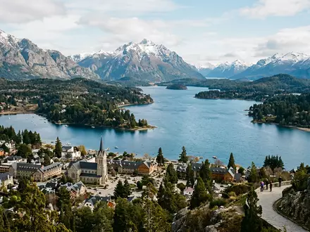 Editorialbild im Reisemagazin-Stil vom Wahrzeichen Bariloche in Bariloche Argentinien, ausgewogene Bildgestaltung und natuerliches Umgebungslicht - Foto: THN