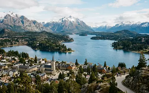 Editorialbild im Reisemagazin-Stil vom Wahrzeichen Bariloche in Bariloche Argentinien, ausgewogene Bildgestaltung und natuerliches Umgebungslicht - Foto: THN