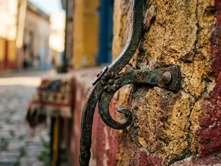 Extreme Makroaufnahme eines Materialdetails am Wahrzeichen La Boca Caminito in Buenos Aires Argentinien, taktile Struktur - Foto: THN