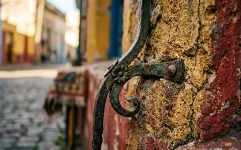 Extreme Makroaufnahme eines Materialdetails am Wahrzeichen La Boca Caminito in Buenos Aires Argentinien, taktile Struktur - Foto: THN