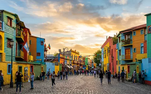 Fotorealistische Panoramaaufnahme von La Boca Caminito in Buenos Aires Argentinien, warmes Abendlicht auf Wahrzeichen - Foto: THN
