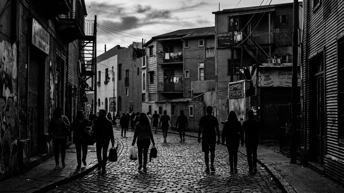 Schwarzweiss-Reportage vom Wahrzeichen La Boca Caminito in Buenos Aires, Argentinien