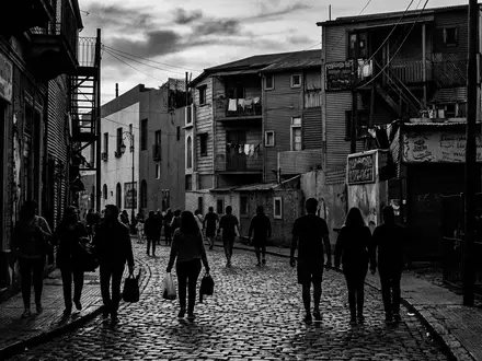 Schwarzweiss-Reportagebild vom Wahrzeichen La Boca Caminito in Buenos Aires Argentinien, dokumentarische Reisefotografie mit starken Kontrasten - Foto: THN