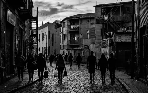 Schwarzweiss-Reportagebild vom Wahrzeichen La Boca Caminito in Buenos Aires Argentinien, dokumentarische Reisefotografie mit starken Kontrasten - Foto: THN