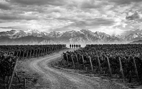 Schwarzweiss-Reportagebild vom Wahrzeichen Mendoza Weinregion in Mendoza Argentinien, dokumentarische Reisefotografie mit starken Kontrasten - Foto: THN