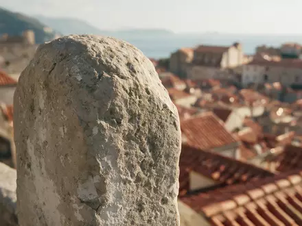 Extreme Makroaufnahme eines Materialdetails am Wahrzeichen Altstadt Dubrovnik in Dubrovnik Kroatien, taktile Struktur und weiches - Foto: THN